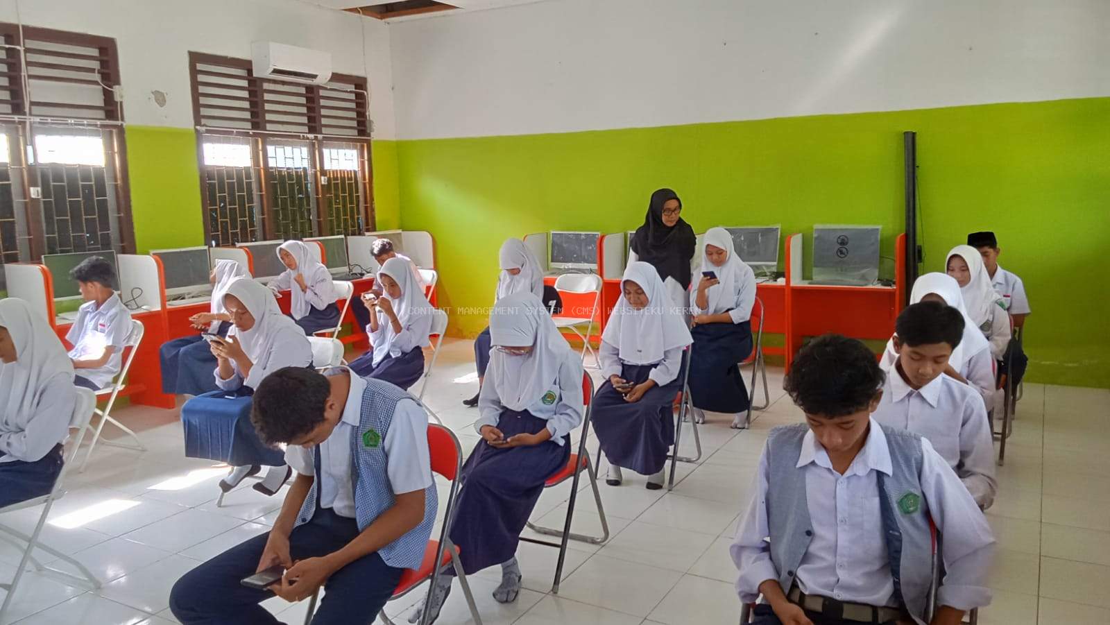 Simulasi Asesmen Madrasah Berbasis komputer (AMBK) tahap I pada Madrasah Tsanawiyah negeri 1 Halmahera Tengah.
