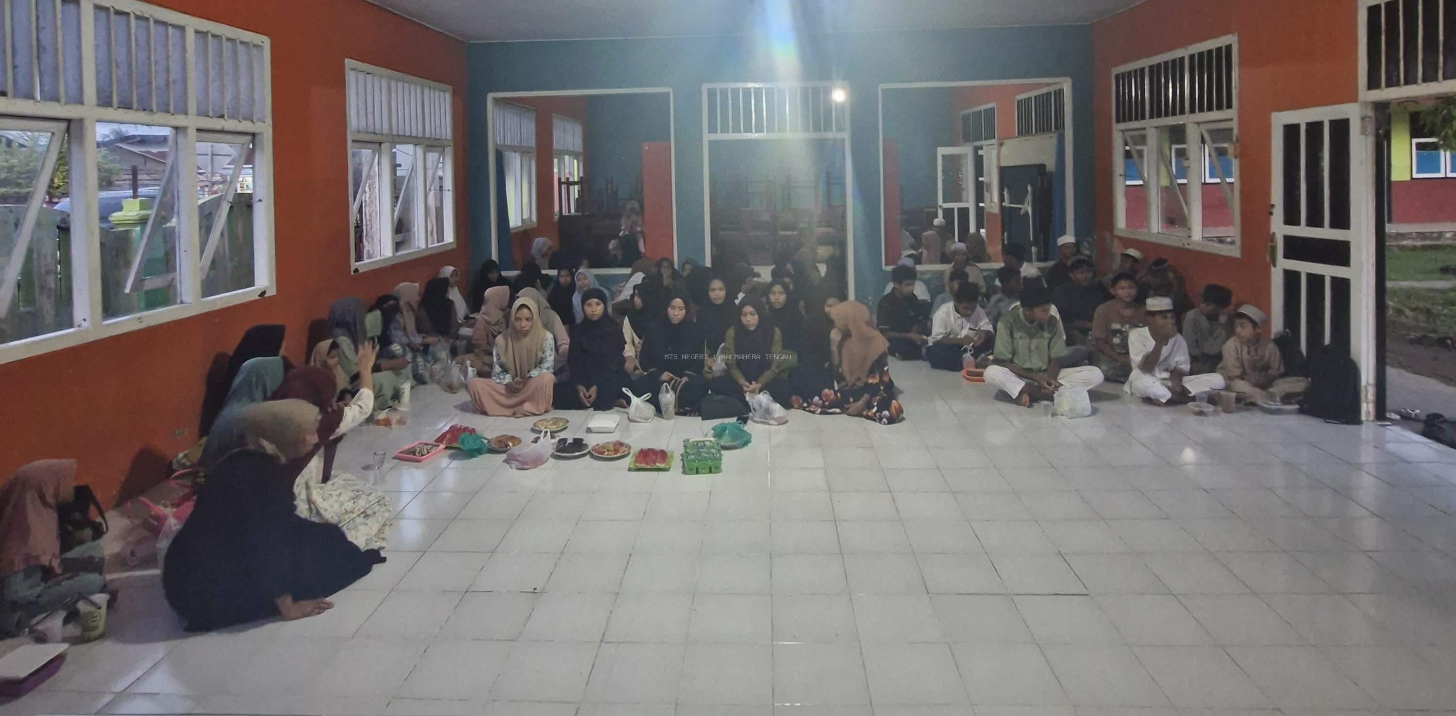 Penguatan Karakter religius lewat buka puasa bersama (Bukber) pada MTsN 1 Halteng.