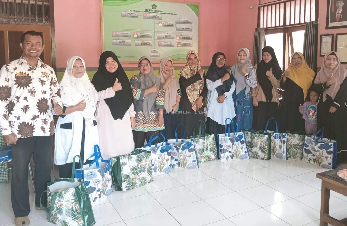 Berkah Ramadhan: Distribusi  paket bingkisan dari MTsN 1 Halteng kepada Pegawai ASN dan Non ASN.