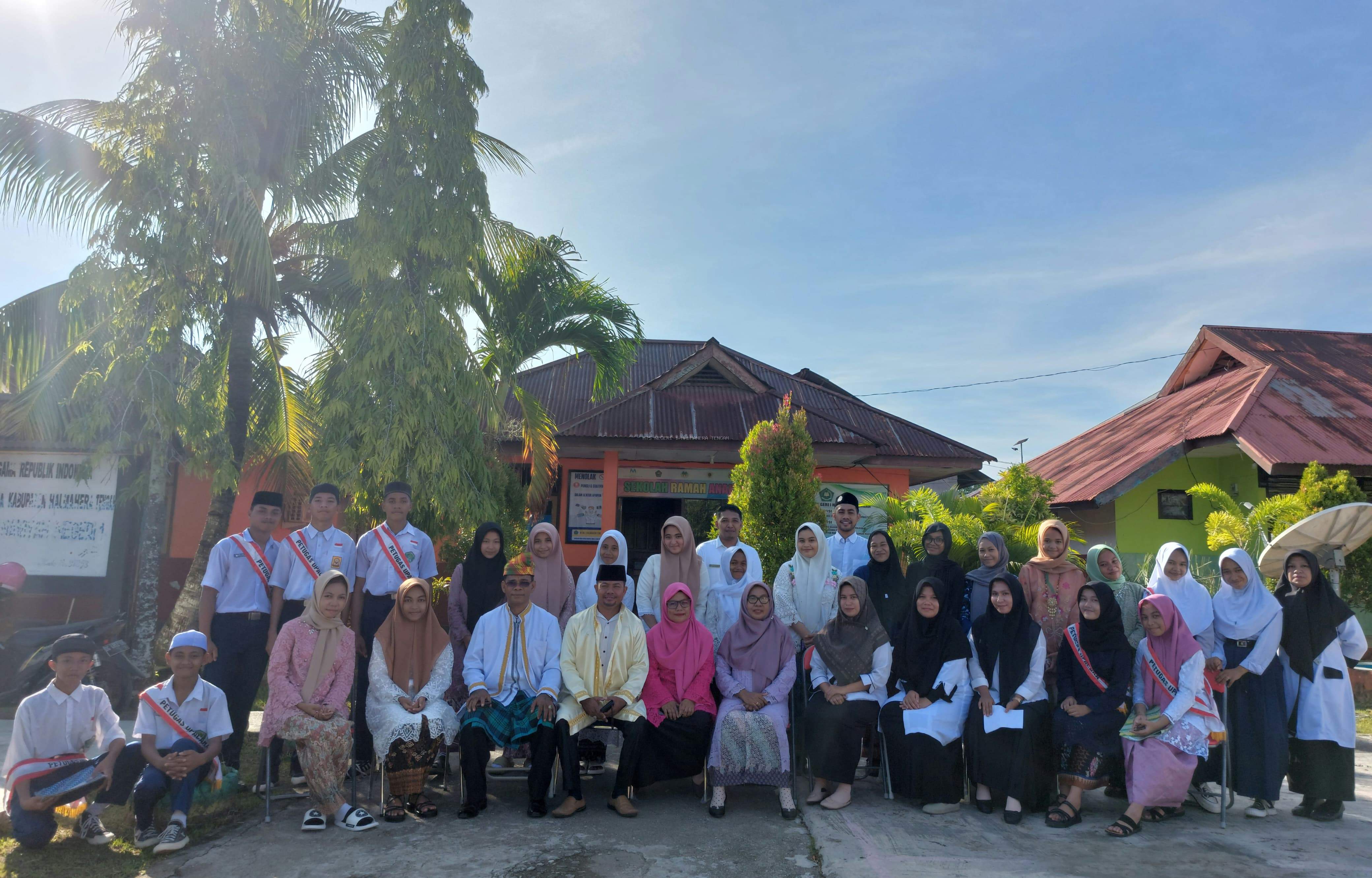 Refleksi Hari Kartini: MTsN 1 Melaksanakan upacara bendera ada momentum hari Kartini.