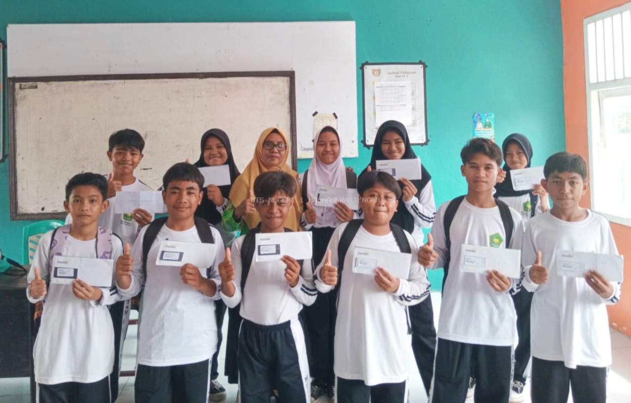 Penyerahan Bantuan Program Indonesia Pintar (PIP) pada lingkungan Mtsn 1 Halteng.